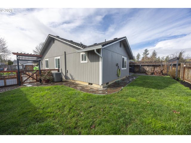 25217 TYRO Ave, Veneta, OR 97487