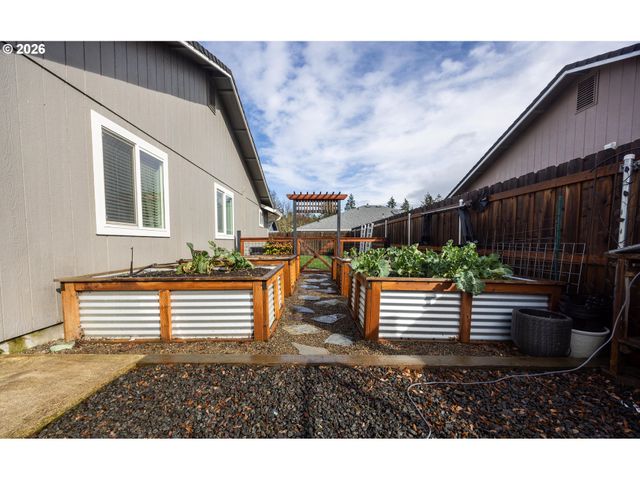 25217 TYRO Ave, Veneta, OR 97487