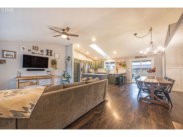 25217 TYRO Ave, Veneta, OR 97487