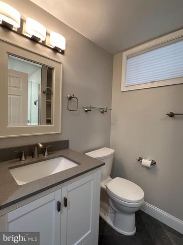 6731 CREST PL, Falls Church, VA 22046