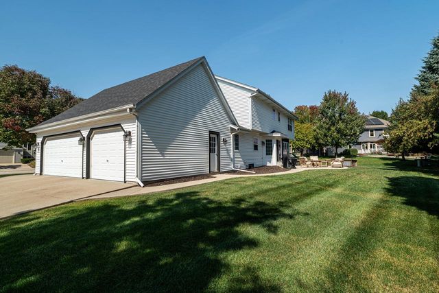 3207 Fox Ridge DRIVE, Waukesha, WI 53189