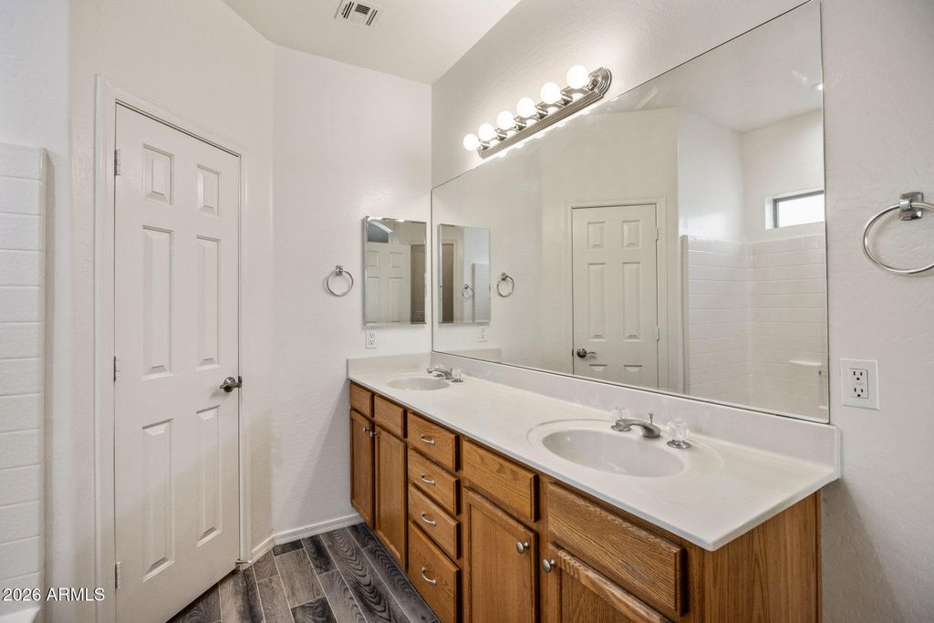 Image 10 of property listing at 9908 E FARMDALE Avenue, Mesa, AZ 85208