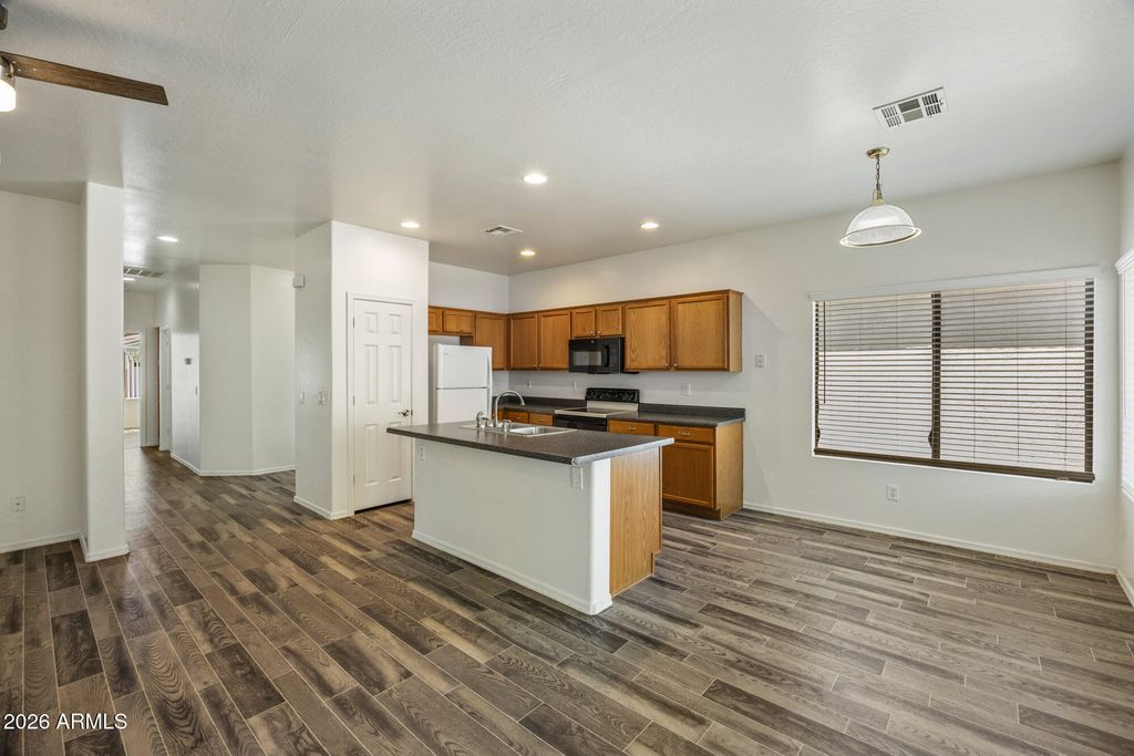Image 6 of property listing at 9908 E FARMDALE Avenue, Mesa, AZ 85208