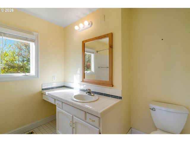 17875 CRESTLINE Dr, Lake Oswego, OR 97034