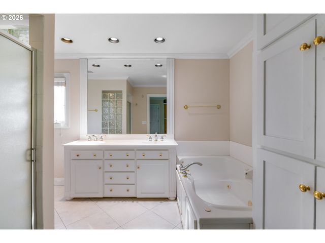 17875 CRESTLINE Dr, Lake Oswego, OR 97034