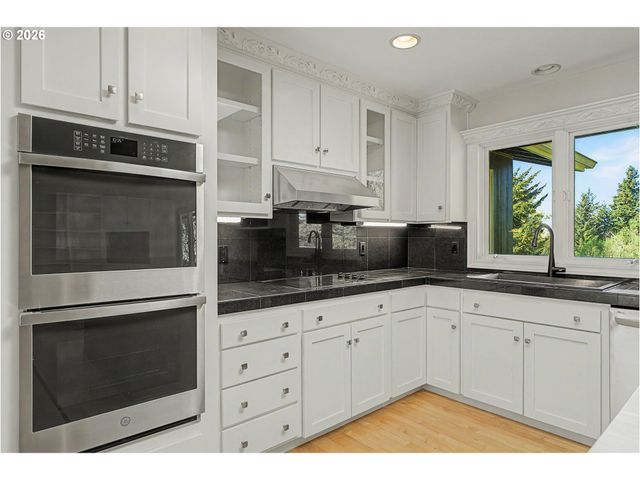 17875 CRESTLINE Dr, Lake Oswego, OR 97034