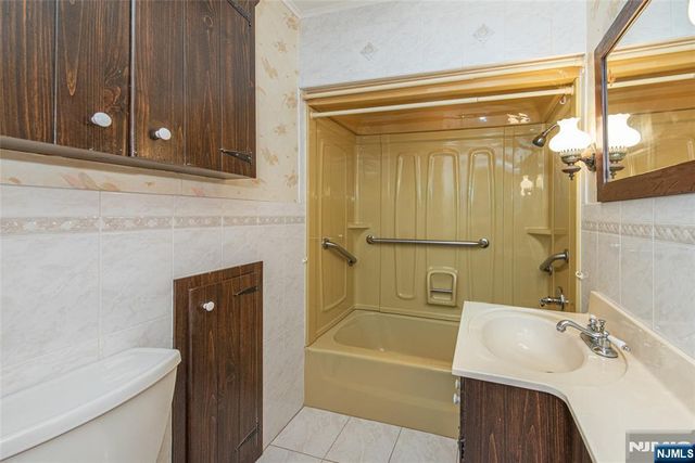 17 South Drive, Woodland Park, NJ 07424