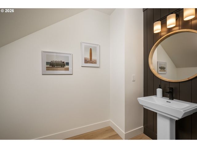 6949 N Burr Ave, Portland, OR 97203