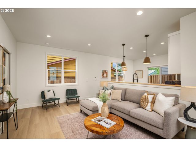 6949 N Burr Ave, Portland, OR 97203