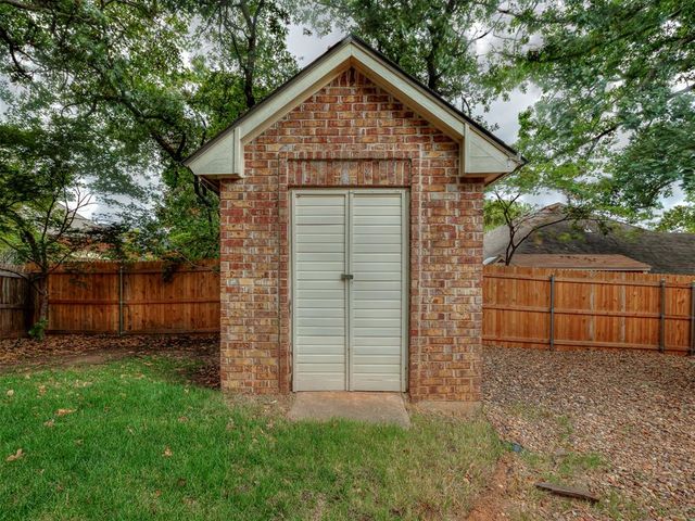 709 N Creek Drive, Edmond, OK 73034