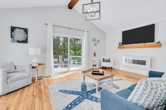 27 Running Light Way, Mashpee, MA 02649