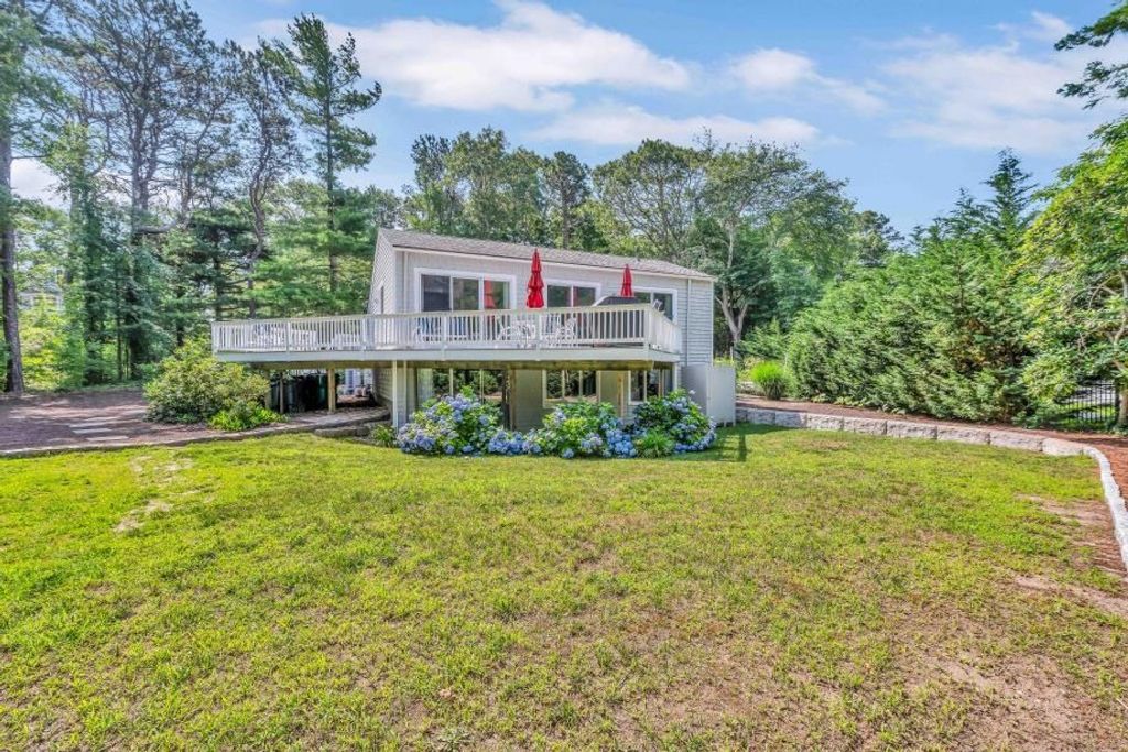 27 Running Light Way, Mashpee, MA 02649