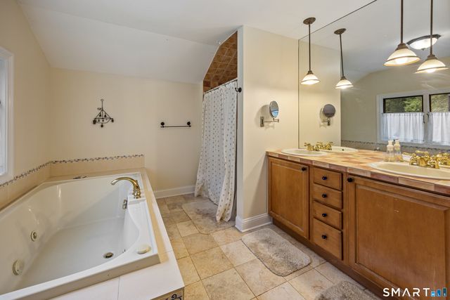 130 Fairhaven Drive, Middlebury, CT 06762