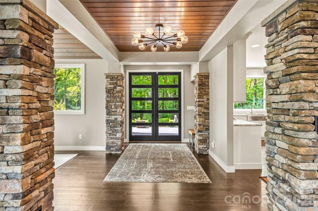 233 Tanglewood Lane, Saluda, NC 28773