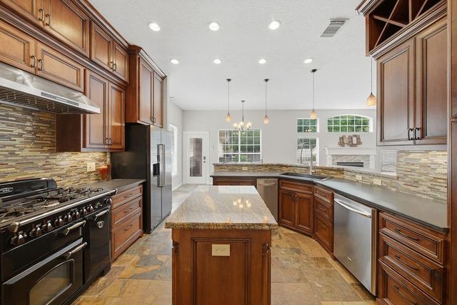 1601 Orlando Street, Friendswood, TX 77546
