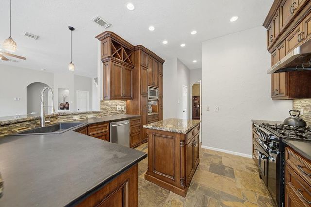 1601 Orlando Street, Friendswood, TX 77546
