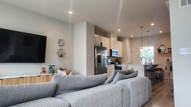 13 Wentworth Lane, Deer Park, OH 45236