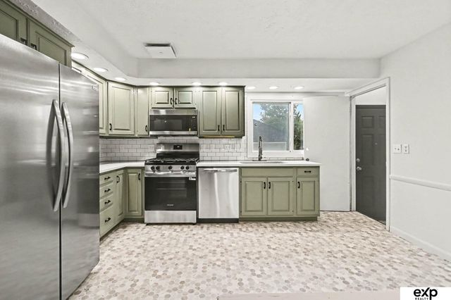 8804 Westridge Drive, Omaha, NE 68124