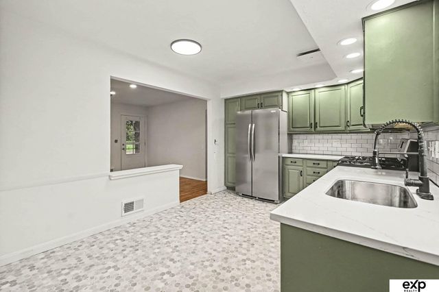 8804 Westridge Drive, Omaha, NE 68124
