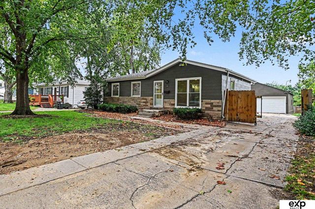 8804 Westridge Drive, Omaha, NE 68124