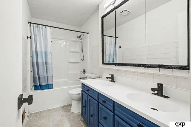 8804 Westridge Drive, Omaha, NE 68124