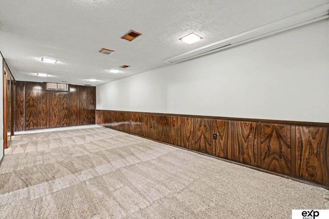 8804 Westridge Drive, Omaha, NE 68124
