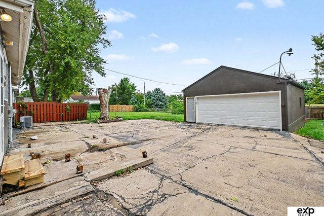 8804 Westridge Drive, Omaha, NE 68124