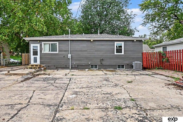 8804 Westridge Drive, Omaha, NE 68124