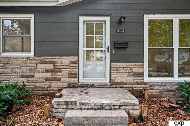 8804 Westridge Drive, Omaha, NE 68124