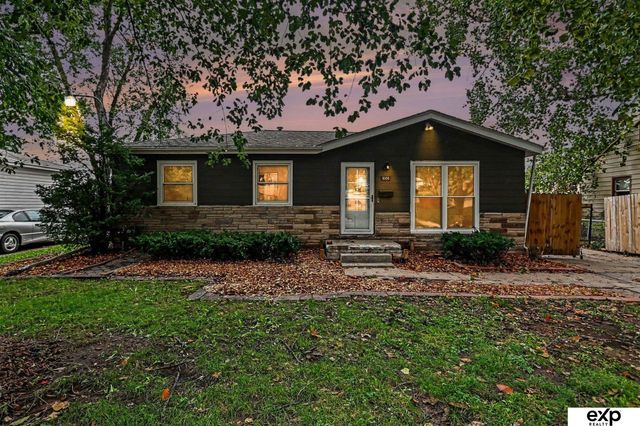 8804 Westridge Drive, Omaha, NE 68124
