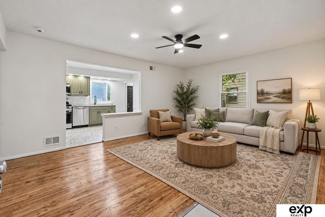 8804 Westridge Drive, Omaha, NE 68124