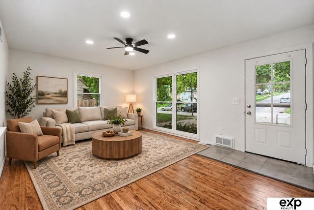 8804 Westridge Drive, Omaha, NE 68124