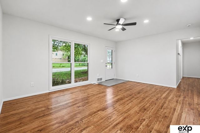 8804 Westridge Drive, Omaha, NE 68124