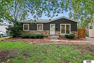 8804 Westridge Drive, Omaha, NE 68124
