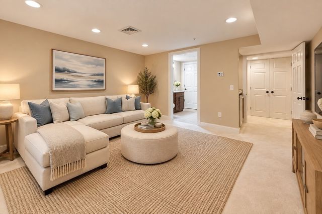 1 Thurston Pl 1, Medfield, MA 02052