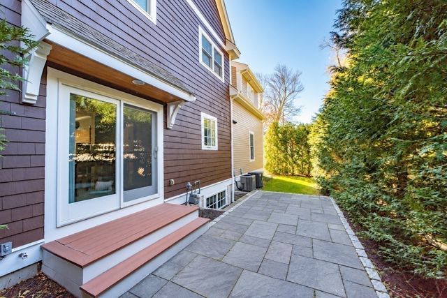 1 Thurston Pl 1, Medfield, MA 02052