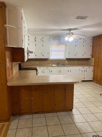 606 S Boyd St, Lindale, TX 75771