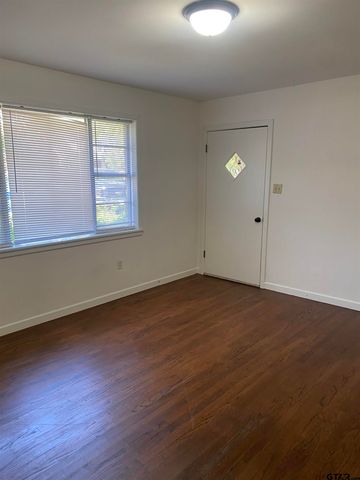 606 S Boyd St, Lindale, TX 75771