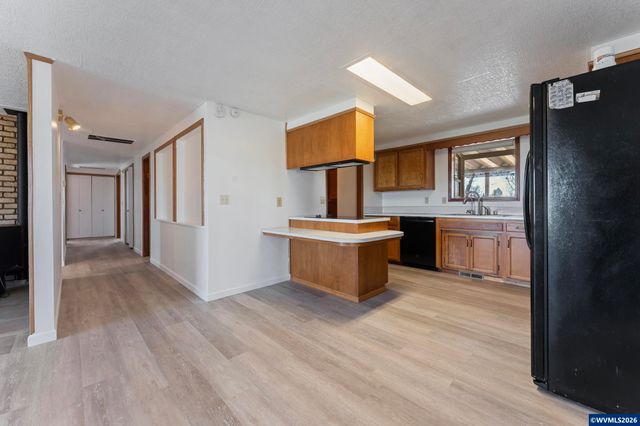 38255 Robinson Dr, Scio, OR 97374