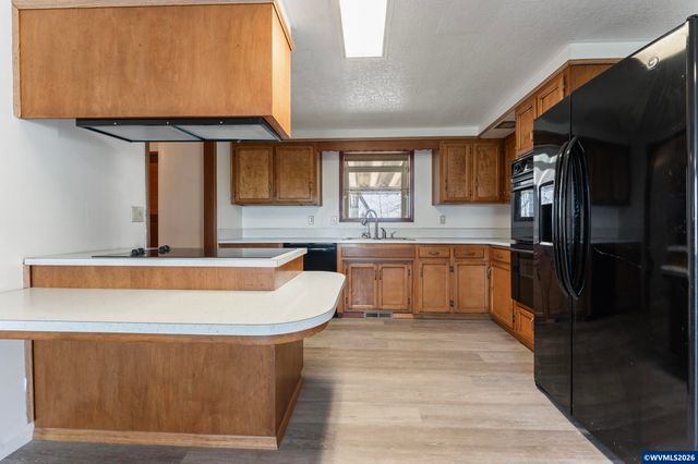 38255 Robinson Dr, Scio, OR 97374