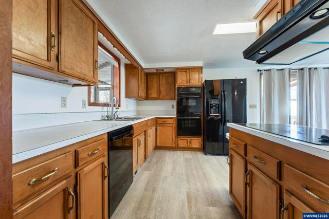 38255 Robinson Dr, Scio, OR 97374