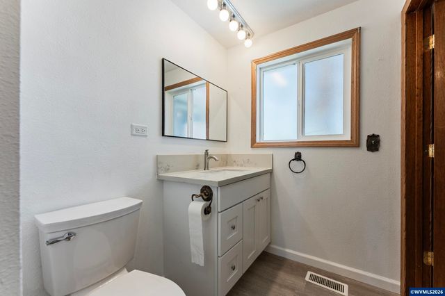 38255 Robinson Dr, Scio, OR 97374