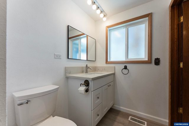 38255 Robinson Dr, Scio, OR 97374