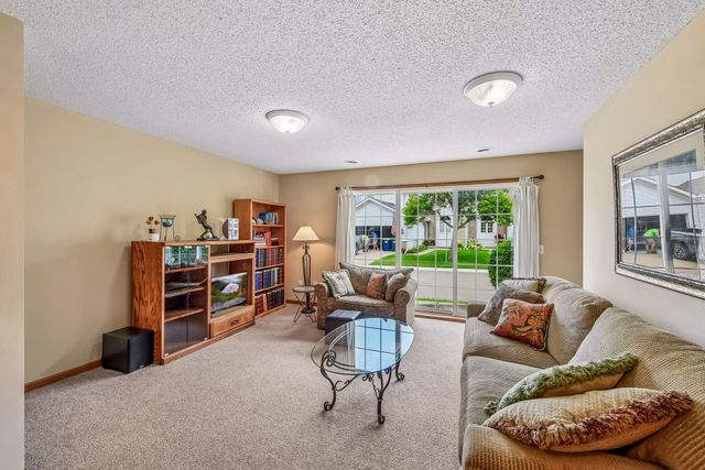 912 Kelly Court, Chanhassen, MN 55317