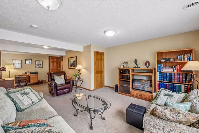 912 Kelly Court, Chanhassen, MN 55317
