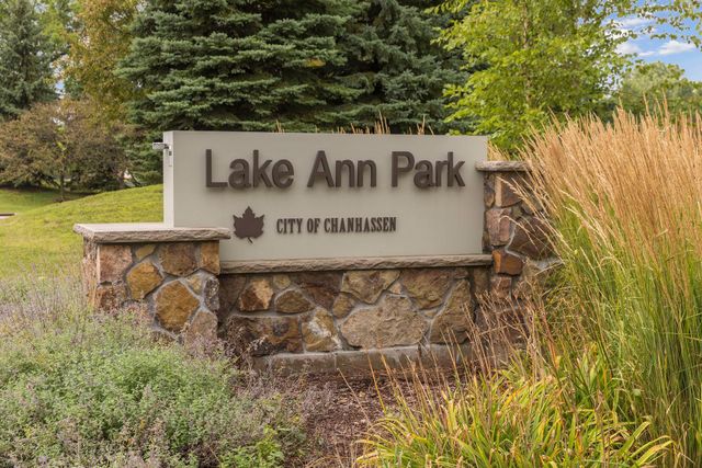 912 Kelly Court, Chanhassen, MN 55317