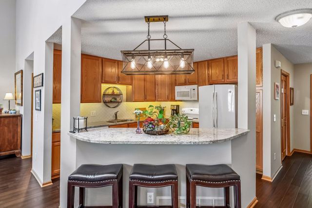 912 Kelly Court, Chanhassen, MN 55317
