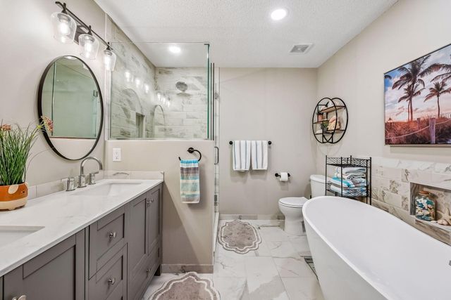 912 Kelly Court, Chanhassen, MN 55317