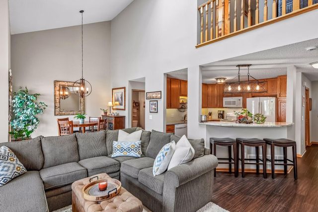 912 Kelly Court, Chanhassen, MN 55317