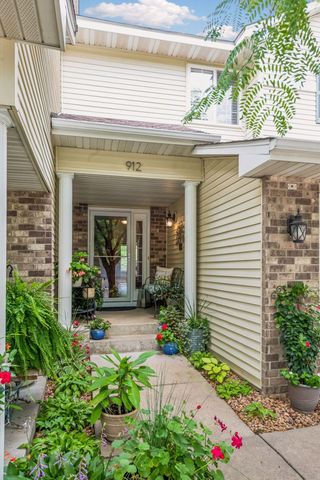 912 Kelly Court, Chanhassen, MN 55317